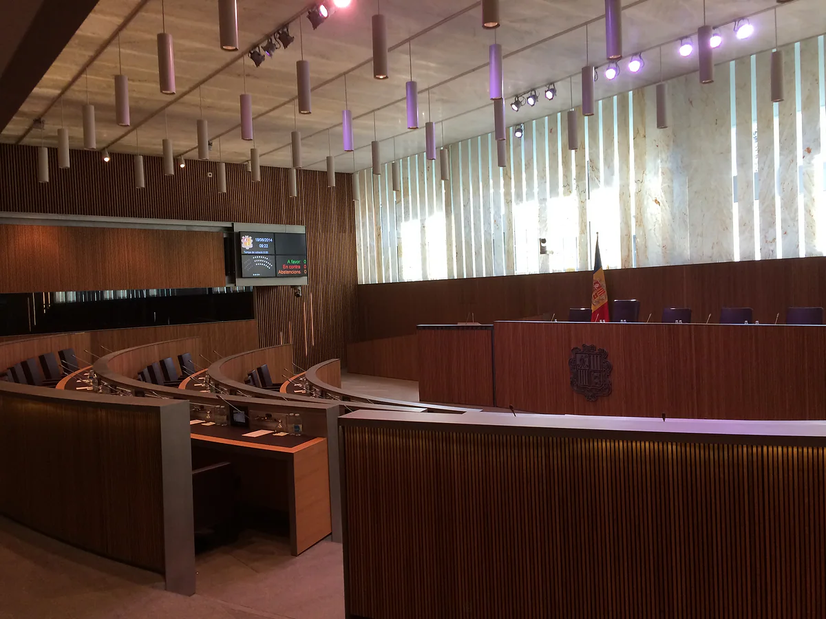 Hemiciclo del Consell General de Andorra, el parlamento, con escaños de madera y el escudo del país