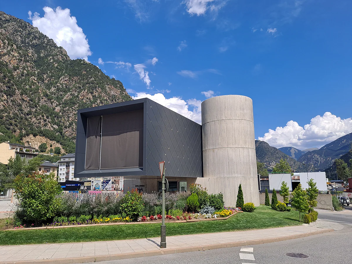 Edificio moderno del Espai Columba, centro de arte románico en Santa Coloma, con jardines delante