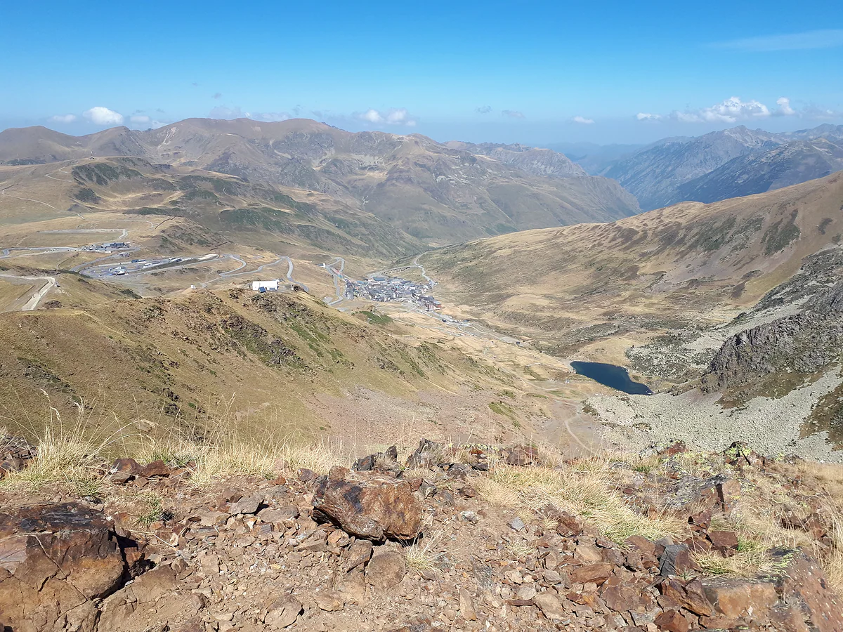 El estany de les Abelletes y Pas de la Casa desde una cumbre cercana, con el valle del Ariège al fondo