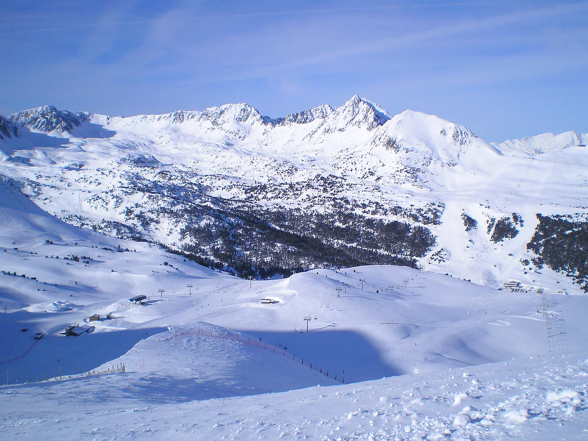 Pistas de Grandvalira en Grau Roig, con remontes y el circo de montañas nevadas al fondo