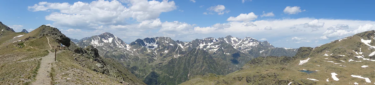 Panorámica de cumbres desde lo alto de Ordino Arcalís, con un sendero por la cresta