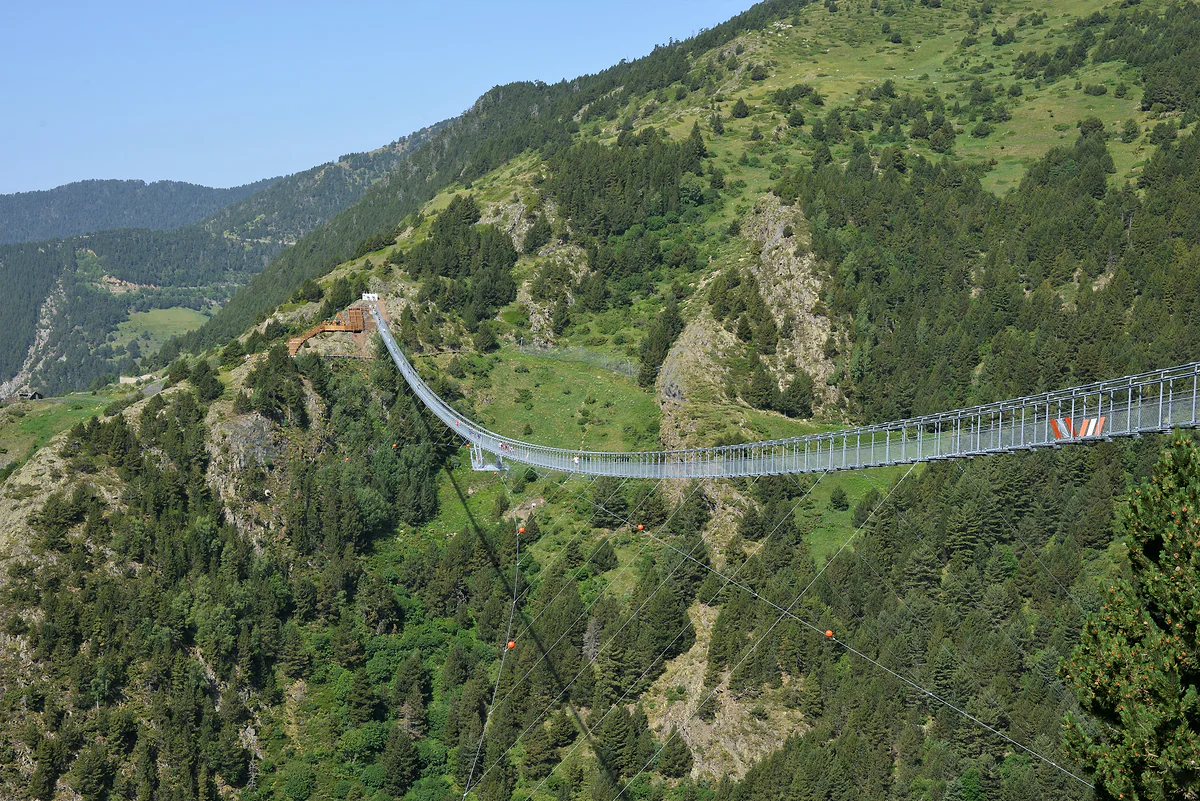 El puente tibetano de Canillo, pasarela colgante de acero que cruza el valle de Montaup entre bosques