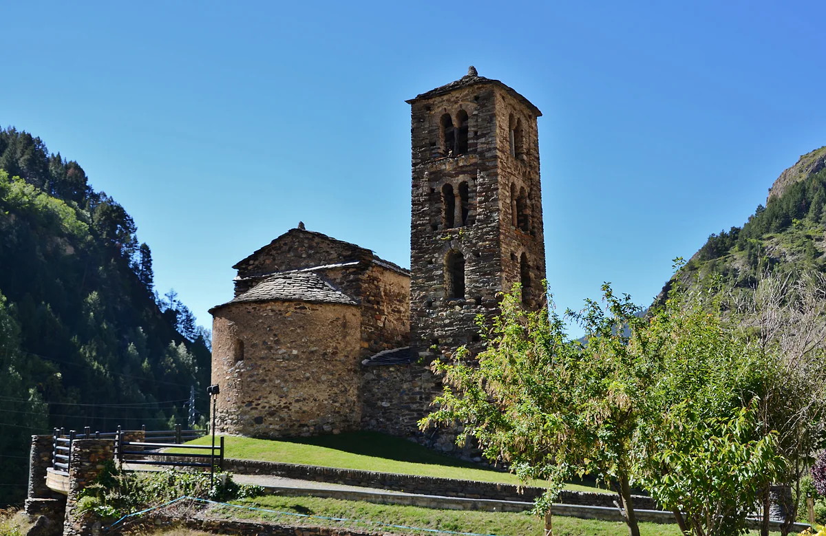 Ábside semicircular y campanario de Sant Joan de Caselles, una de las iglesias románicas mejor conservadas