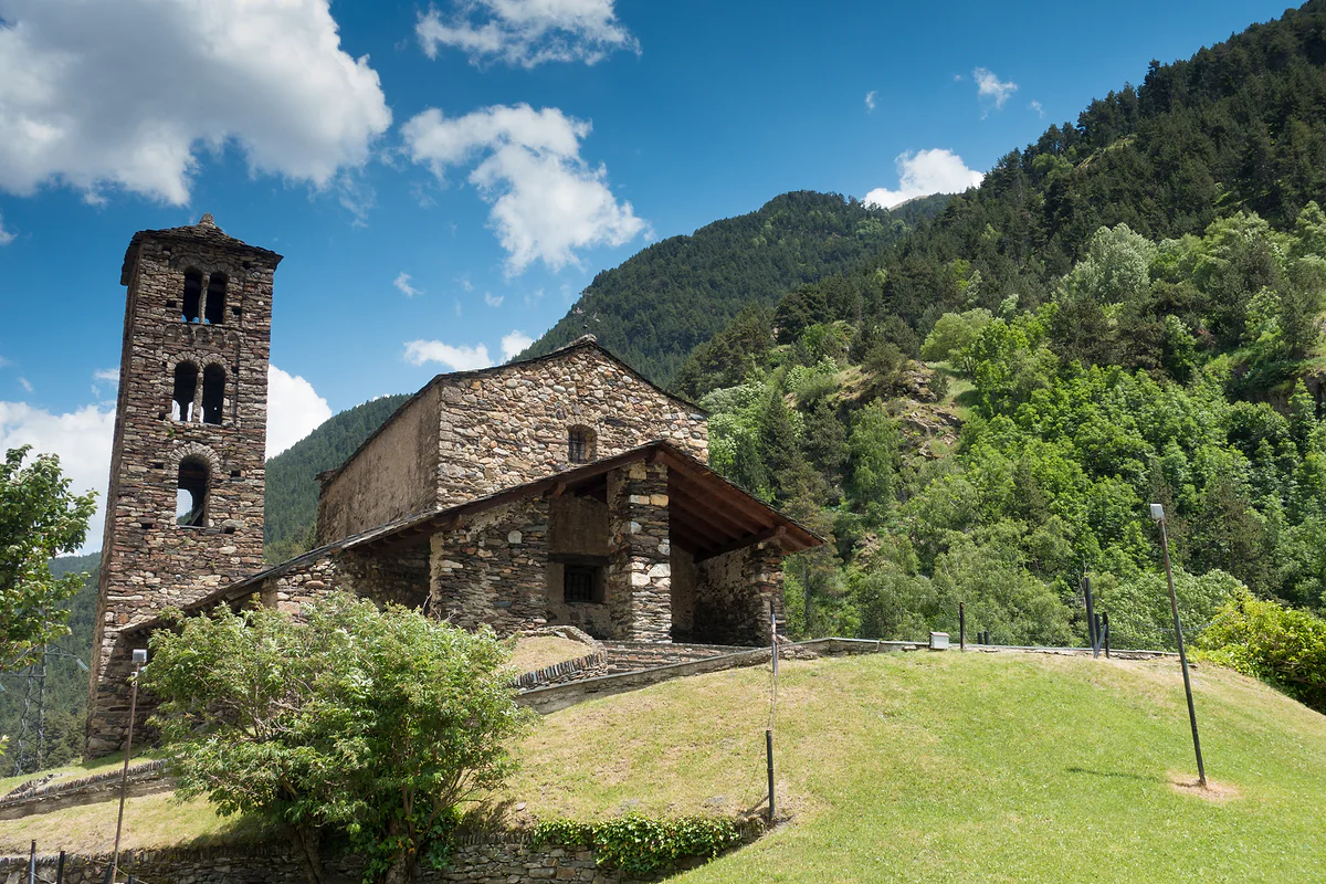 Iglesia románica de Sant Joan de Caselles, en Canillo, con su campanario lombardo entre bosques