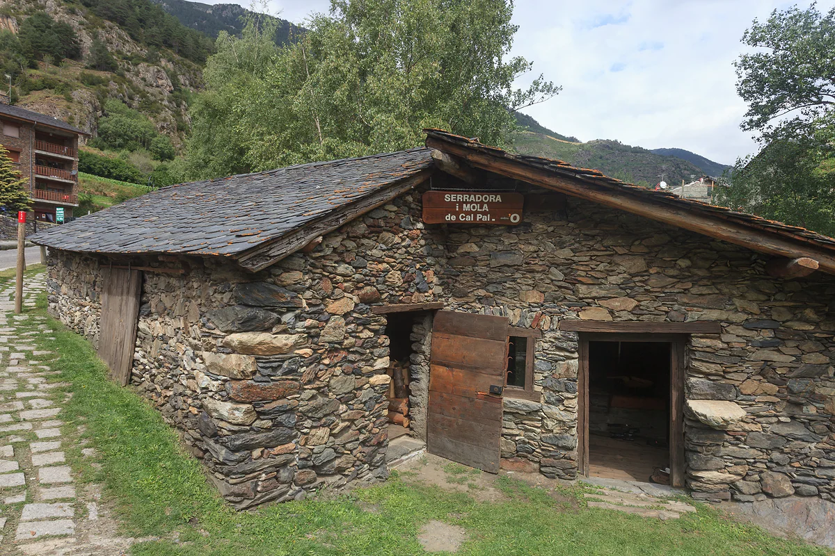 La serrería y el molino de Cal Pal, en La Cortinada, edificio de piedra con tejado de pizarra
