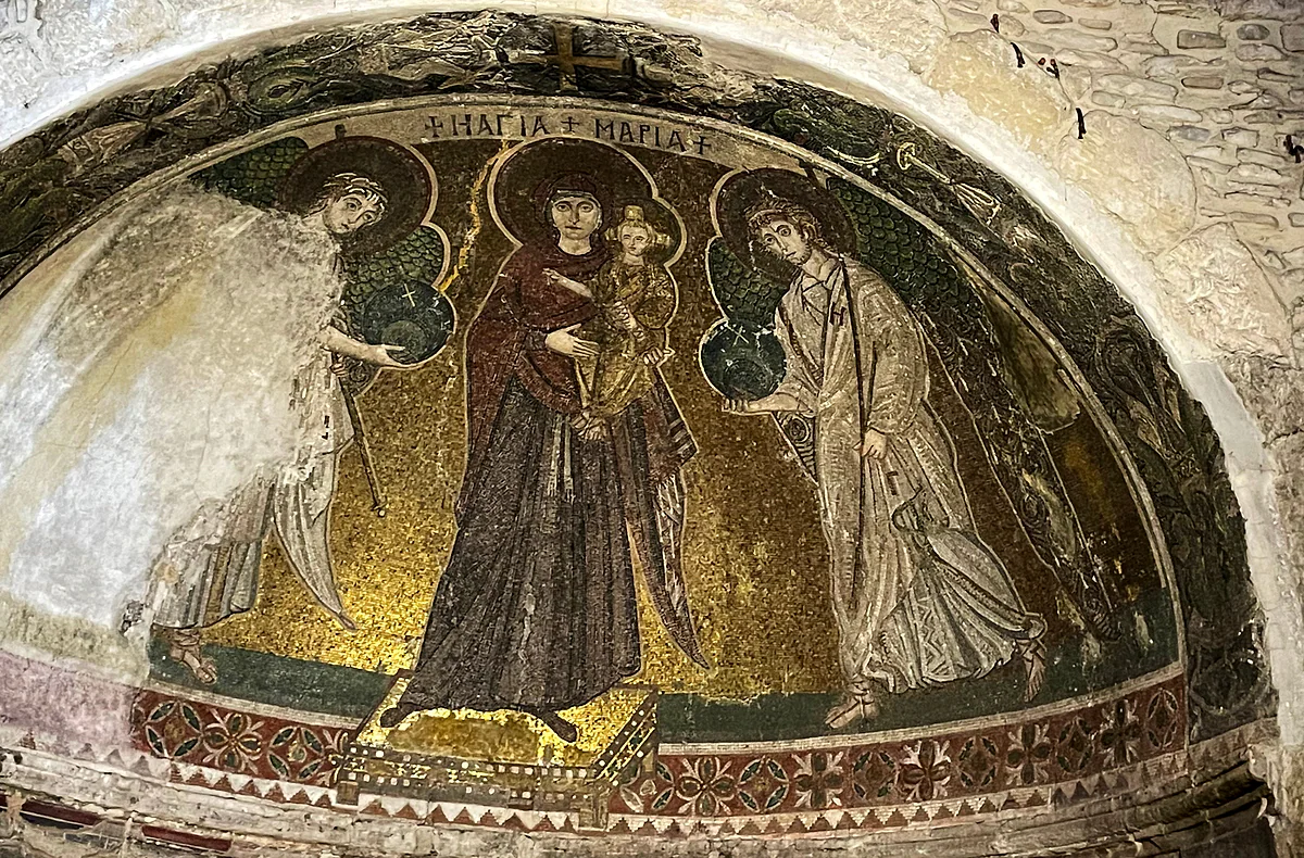 The apse mosaic of Panagia Angeloktisti, showing the Virgin and Child on a gold ground between two archangels