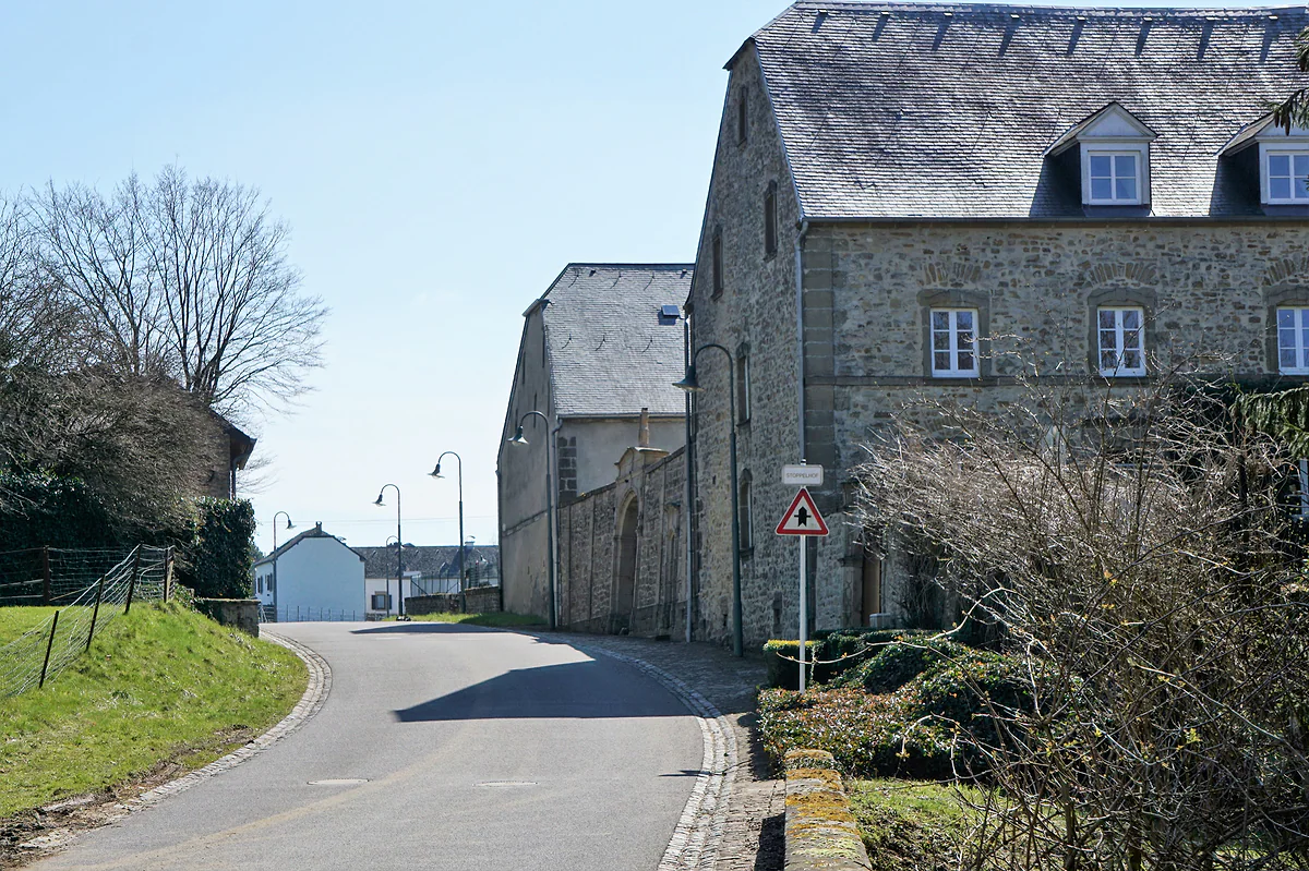 The entrance to Colbette, in the commune of Consdorf, with the Stoppelhof farm, its stone walls and slate roof