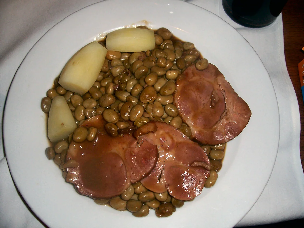 A plate of Judd mat Gaardebounen, sliced smoked pork collar with broad beans in sauce and boiled potatoes