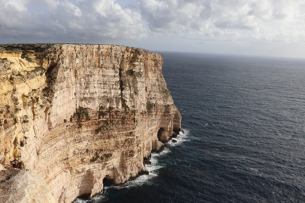 Los acantilados de Ta' Ċenċ, en Sannat, al sur de Gozo, cayendo en vertical sobre el mar desde más de cien metros.