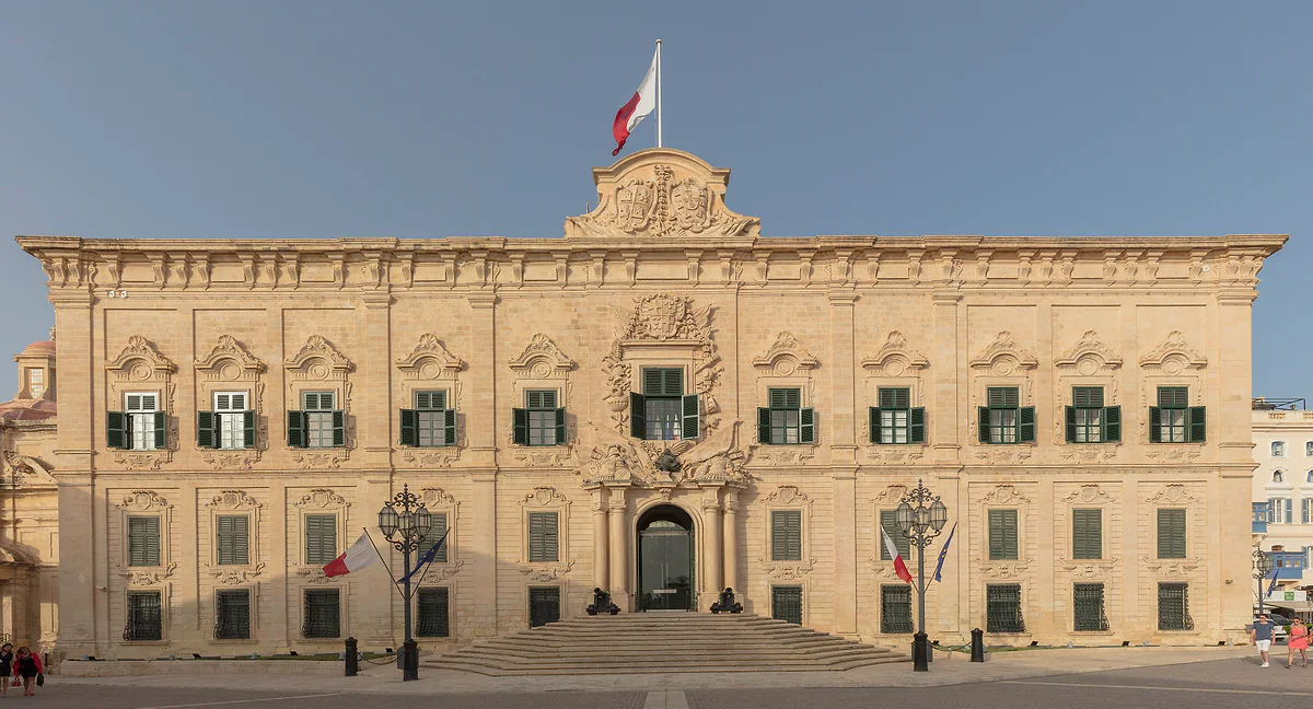 La fachada barroca del Albergue de Castilla en La Valeta, sede del primer ministro, con la bandera de Malta en lo alto.