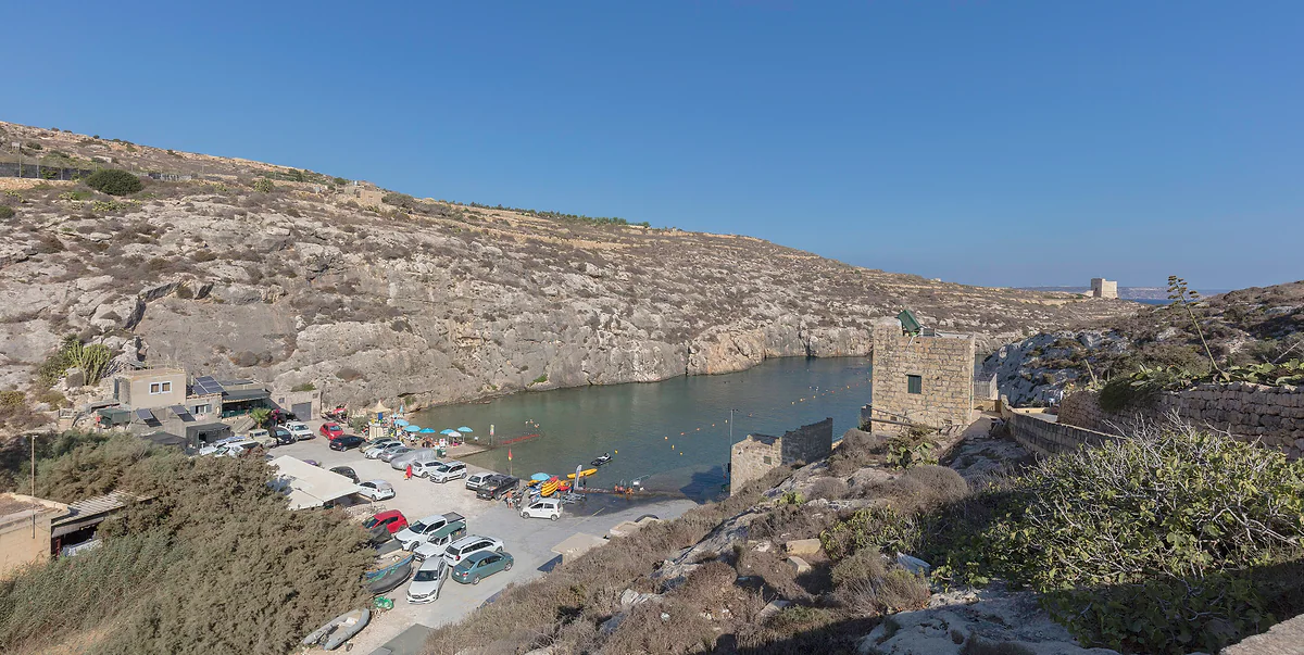 La cala de Mġarr ix-Xini, en el sur de Gozo, un fiordo estrecho entre laderas secas con su torre de vigía a la entrada.