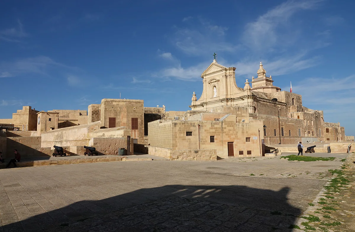La Ċittadella de Victoria, en Gozo, con la catedral de la Asunción asomando sobre los muros de piedra y los cañones del bastión de San Miguel.