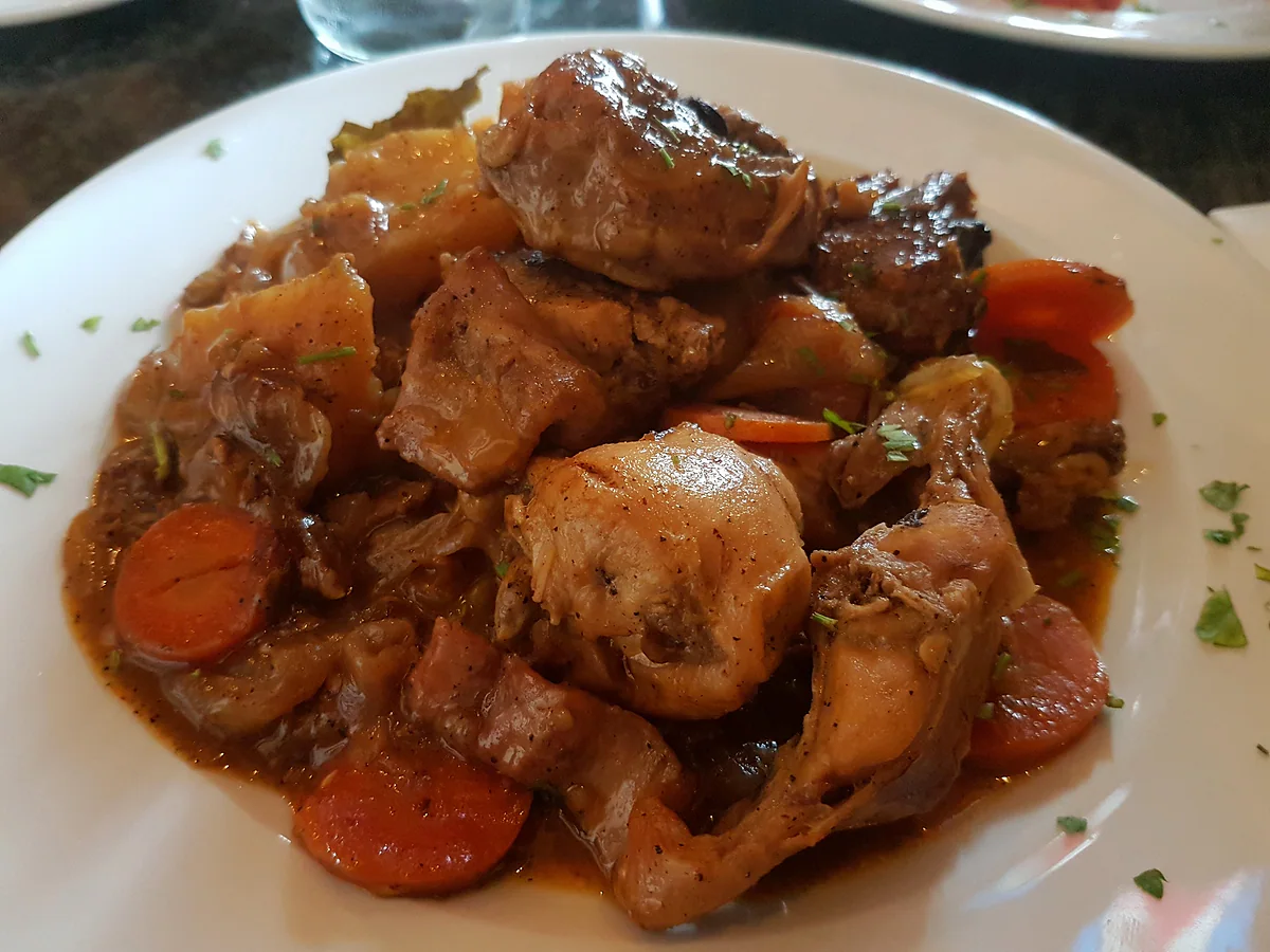 Conejo guisado con zanahorias y salsa espesa servido en un restaurante de la plaza It-Tokk de Victoria, en Gozo.