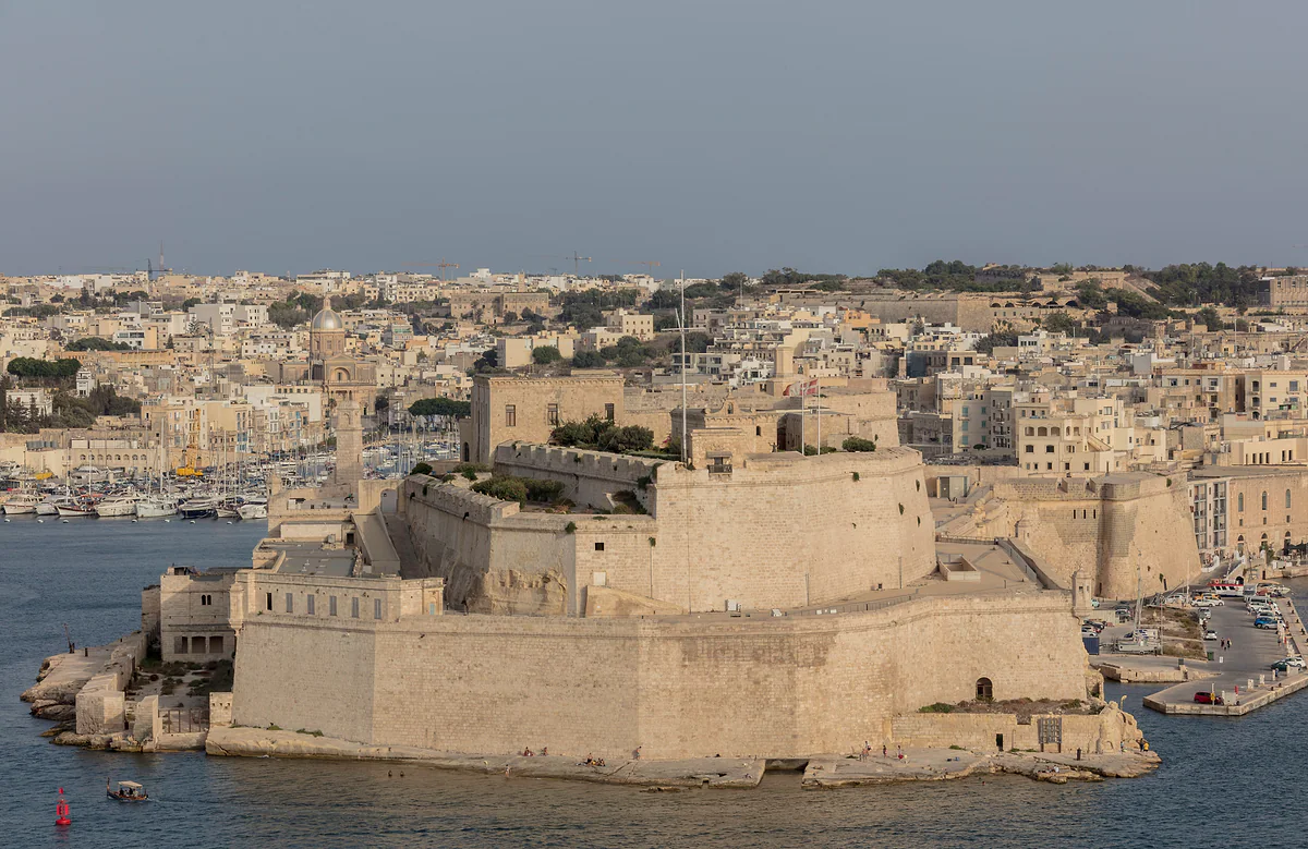 El fuerte San Ángel en la punta de Birgu, con sus bastiones de piedra sobre el Gran Puerto y las casas de las Tres Ciudades detrás.