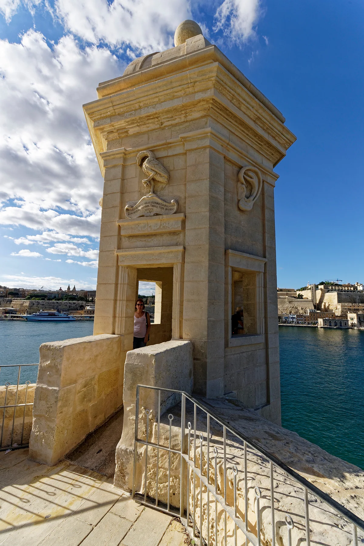La Gardjola, la garita de piedra en la punta de Senglea, con los relieves del ojo y el oído y el Gran Puerto de Malta detrás.