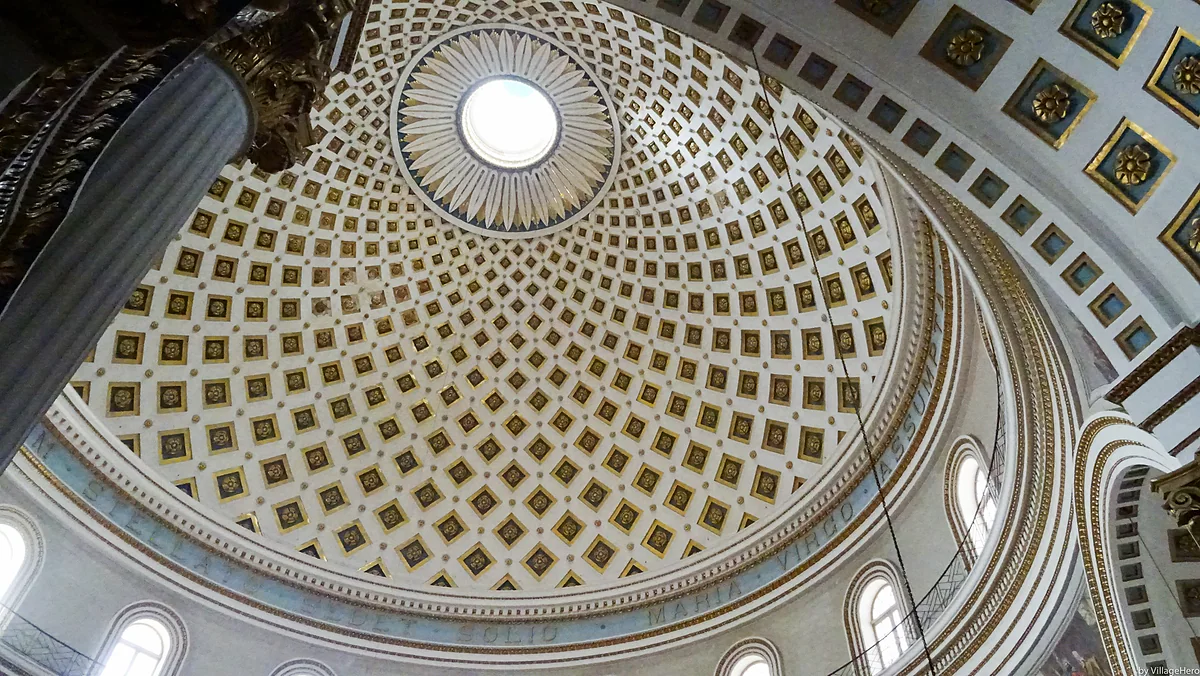 El interior de la cúpula de la rotonda de Mosta, con sus casetones en rombo que suben en círculos hasta el óculo de luz del centro.