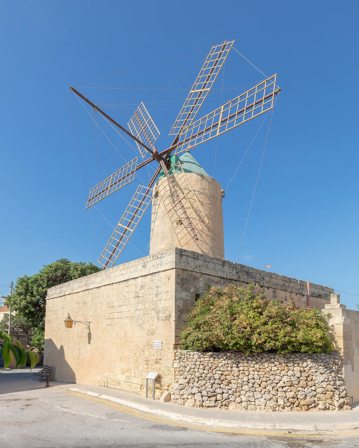 El molino de viento de Ta' Kola en Xagħra, Gozo, con sus aspas de madera sobre la casa de piedra del molinero.