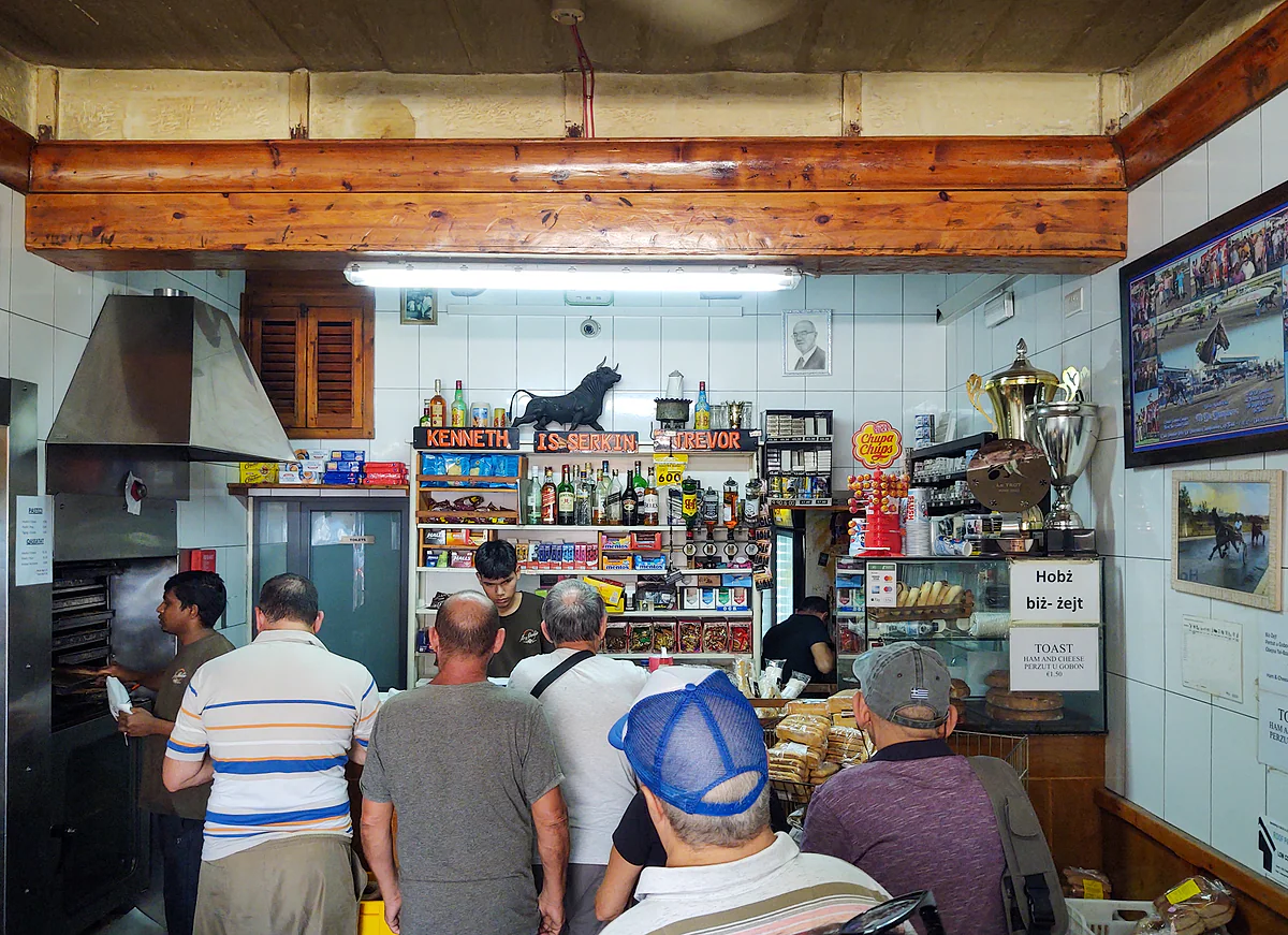 Clientes haciendo cola en la barra de la pastizzería Crystal Palace de Rabat, junto a Mdina, famosa por sus pastizzi a cualquier hora.