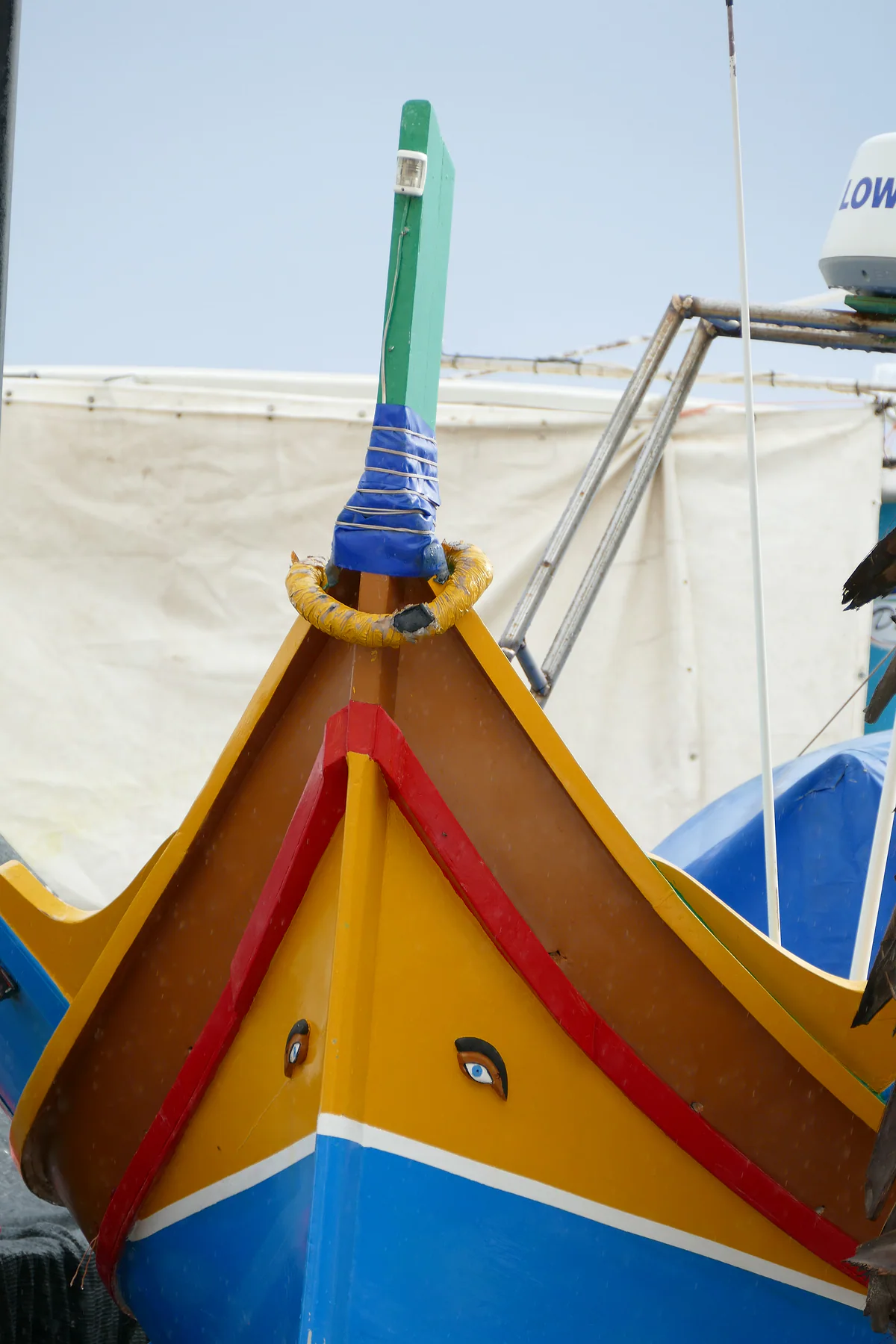 La proa de un luzzu en Marsaxlokk, pintada de amarillo, rojo y azul con el ojo protector que llevan las barcas de pesca maltesas.