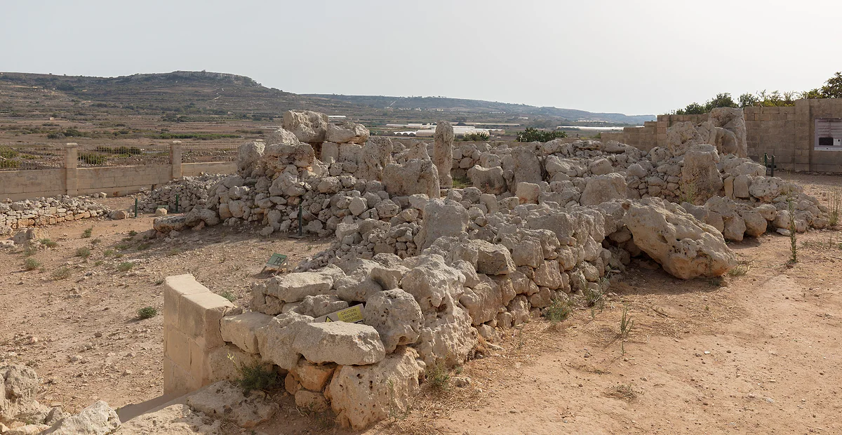 Los restos megalíticos de los templos de Ta' Ħaġrat en Mġarr, con muros de grandes bloques de piedra entre campos de secano.