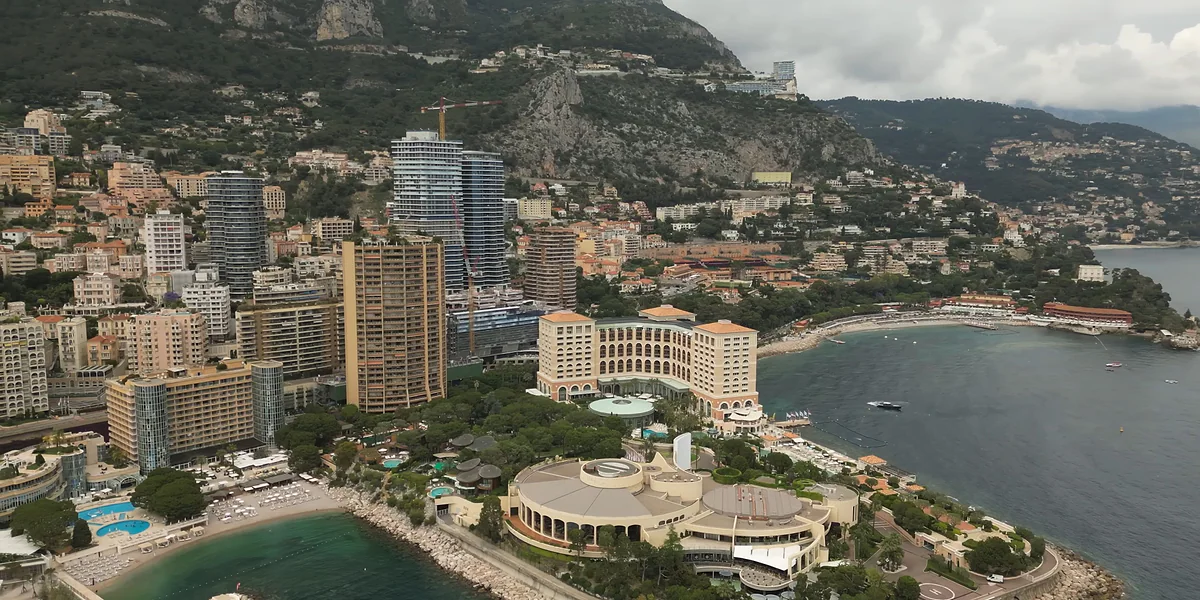 El Sporting Monte-Carlo desde el aire, con su edificio redondo en la península del Larvotto, el hotel Monte-Carlo Bay detrás y las torres de Mónaco.