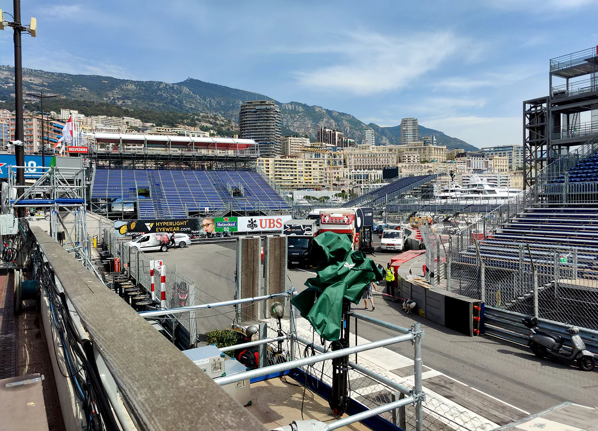 Las tribunas del Gran Premio montadas junto a la curva de la Piscina, en el puerto de Hércules, con Monte-Carlo y la montaña al fondo.