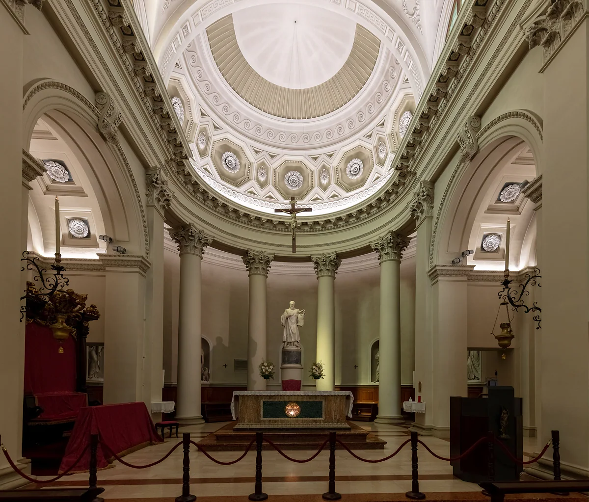 Interior de la Basílica del Santo, con las columnas que rodean el altar mayor y la estatua de San Marino bajo el ábside.