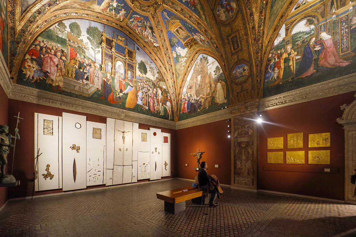 Obras de la Colección de Arte Moderno y Contemporáneo bajo las bóvedas pintadas por Pinturicchio en el Apartamento Borgia de los Museos Vaticanos.